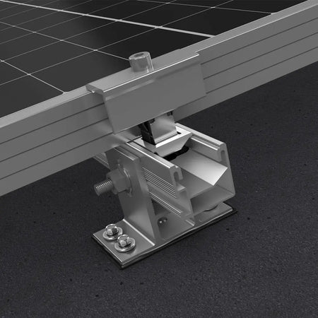 K2 Systems Dachbefestigung für Bitumendächer SingleRail SpliceFoot (Art.-Nr. 2003393) – Aluminiumhalterung mit integrierter Dichtung für die sichere Montage von Solarmodulen auf Bitumendächern. Gezeigt als Produktfoto, technische Zeichnung und Anwendungsbeispiel mit montierter Solarschiene. Erhältlich bei sh24.