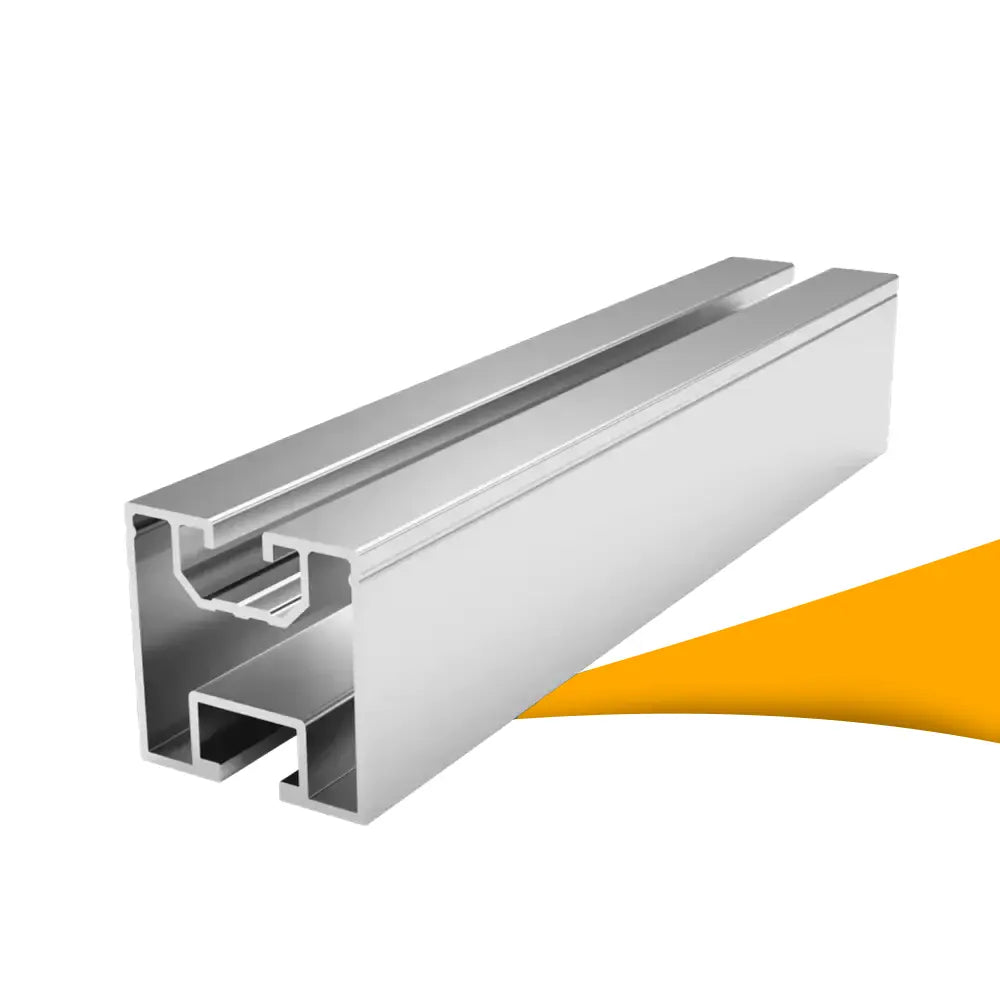 Aluminium profiel kopen bij solago.nl, montageprofiel voor zonnepanelen op witte achtergrond met oranje podium productfoto