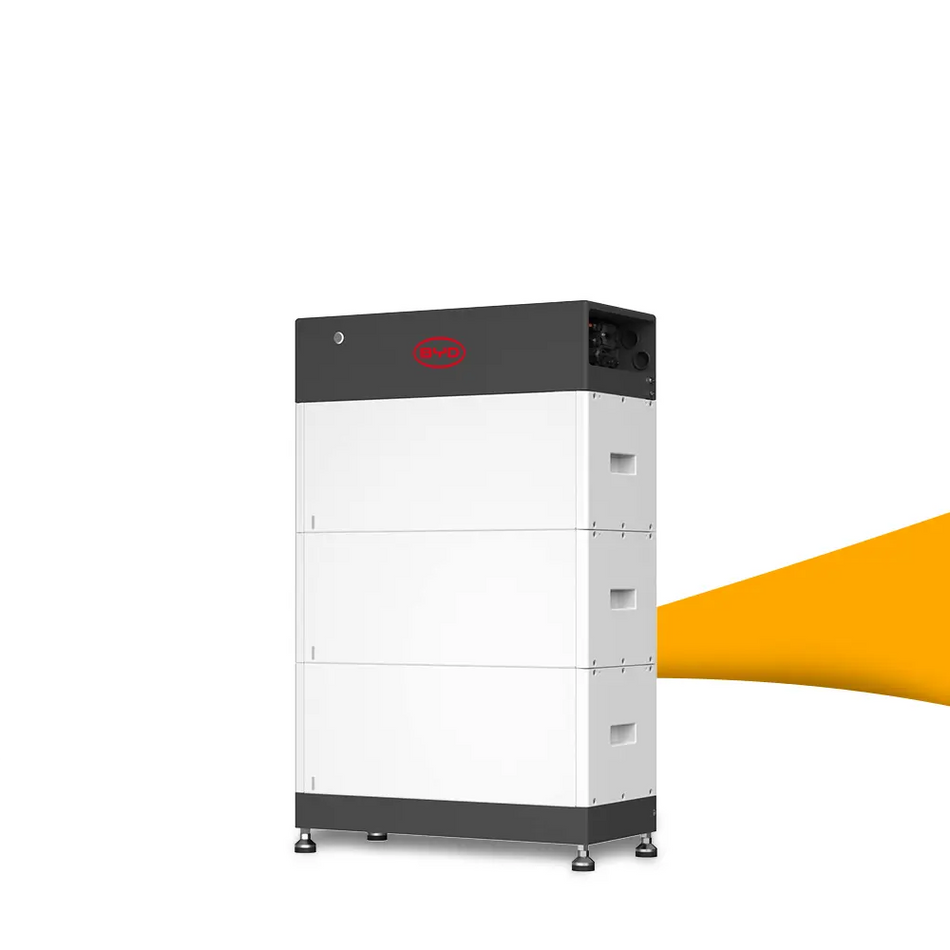 BYD HVS 7.7+ thuisbatterij voor PV kopen bij solago.nl, energieopslag op witte achtergrond met oranje podium productfoto