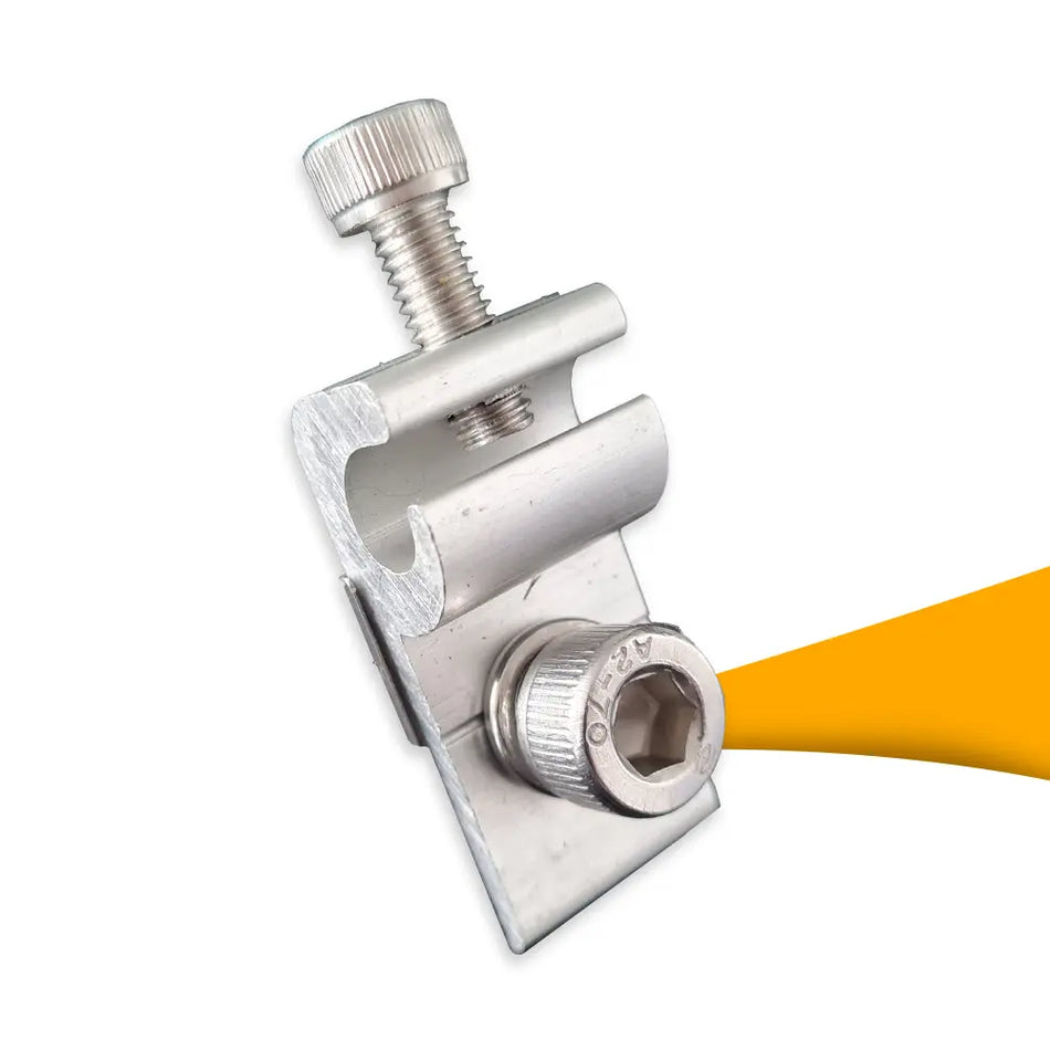 Aardingsklem voor kabel, veilige aarding voor PV-installaties en zonnepanelenbekabeling, aardingsklem bestellen bij solago.nl, op witte achtergrond met oranje podium