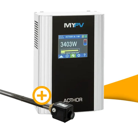 MY-PV AC THOR 9 kW set kopen op solago.nl. Besturingsregelaar en inschroefverwarming op witte en oranje podium.