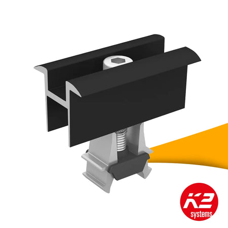 K2 OneMid universele middenklem 30–42 mm zwart geanodiseerd kopen bij solago.nl, montageklem op witte achtergrond met oranje podium productfoto