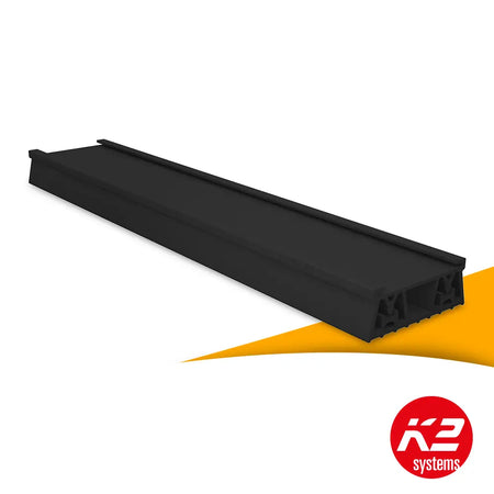 K2 Dome Mat S 380 2003126 kopen bij solago.nl, montageonderdeel voor zonnepanelen op witte achtergrond met oranje podium productfoto