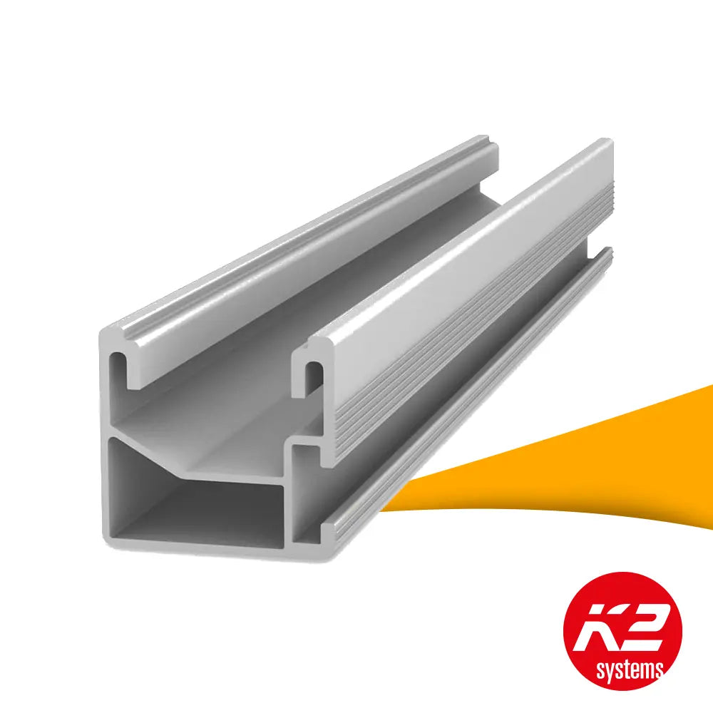 K2 SingleRail 36 montagerail kopen bij solago.nl, aluminium montagesysteem voor zonnepanelen op witte achtergrond met oranje podium productfoto