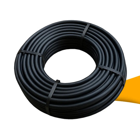 NYY-J grondkabel stroomkabel kopen op solago.nl. Zwarte PVC kabel voor buitengebruik op wit en oranje podium achtergrond.