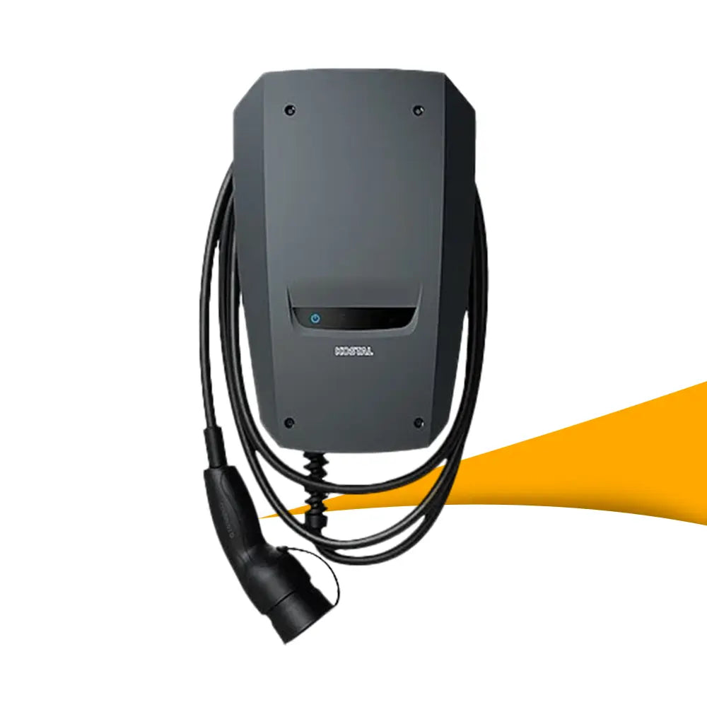 Kostal ENECTOR AC wallbox 3,7/11 kW, slimme laadpaal voor thuisladen met efficiënt energiebeheer, wallbox kopen bij solago.nl, op witte achtergrond met oranje podium