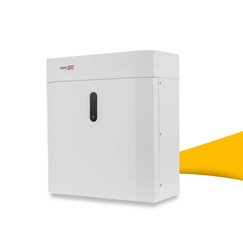 SolarEdge Home Battery LV thuisbatterij 4,6 kWh voor zonnepanelen, compacte energieopslag voor meer zelfverbruik, kopen bij solago.nl, op witte achtergrond met oranje podium
