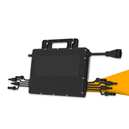 Hoymiles HMS-1600-4T micro-omvormer voor zonnepanelen, krachtige micro-omvormer voor efficiënte stroomomzetting en optimale opbrengst, micro-omvormer kopen bij solago.nl, op witte achtergrond met oranje podium